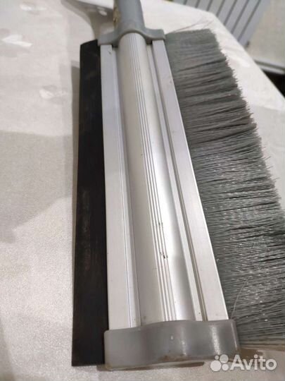 Скребок и щётка для очистки снега