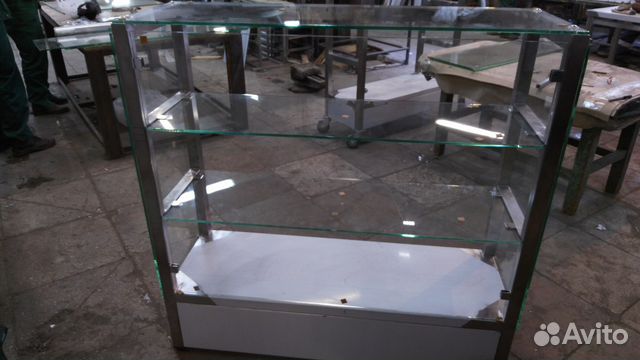 Стеклянные витрины с подсветкой