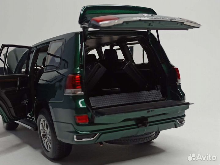 Toyota Land Cruiser 200 (LHD) Green 1:18 Kengfai