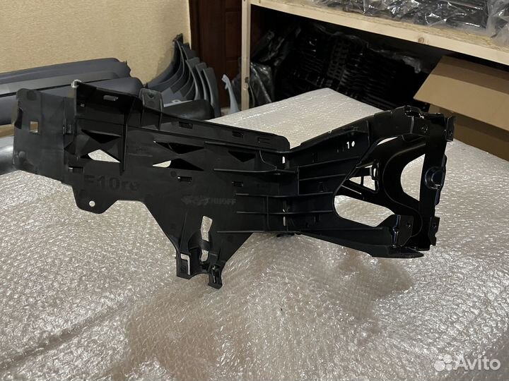 Правый суппорт передней фары BMW F10 новый