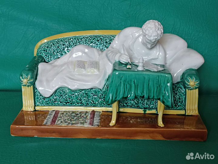 Скульптура «Пушкин на диване» Конаково