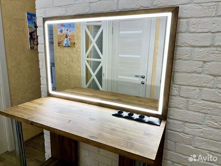 Гримерный стол с зеркалом и подсветкой