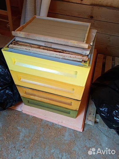 Пчелы, улья, медогонка, рамки. Пасека