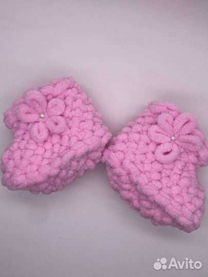 Вязаная игрушка зайчик и пинетки