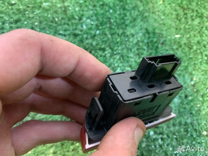 Кнопка аварийной сигнализации Kia Sportage G4KD