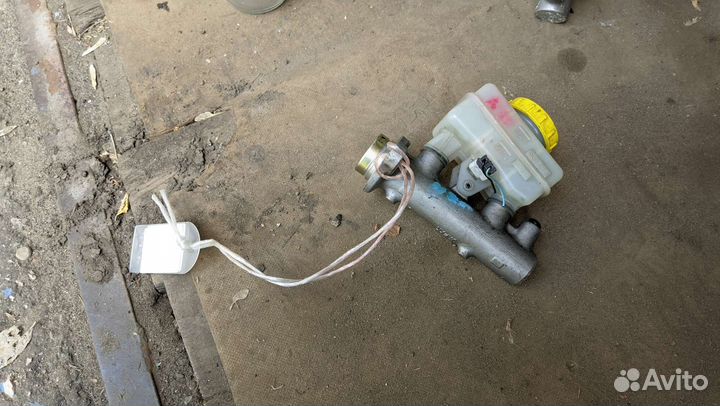 Главный тормозной цилиндр Nissan