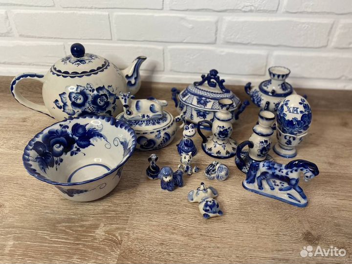 Гжель. Посуда и фигурки