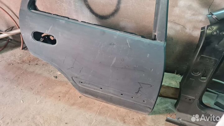 Задняя правая дверь Nissan Almera classic N16