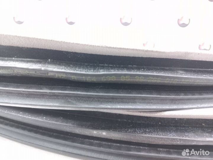 Уплотнитель в проём двери задний левый Mercedes