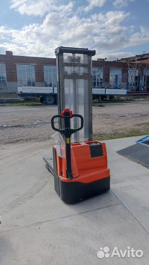 Самоходный штабелер HelpeR в наличии