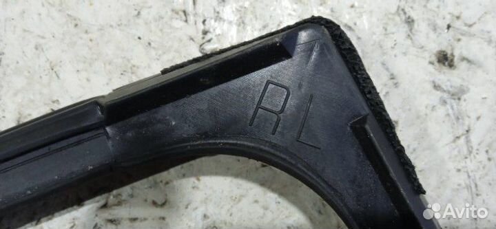 Уплотнитель стекла двери задний правый Toyota Land