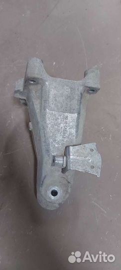 Кронштейн двигателя на Mercedes w204