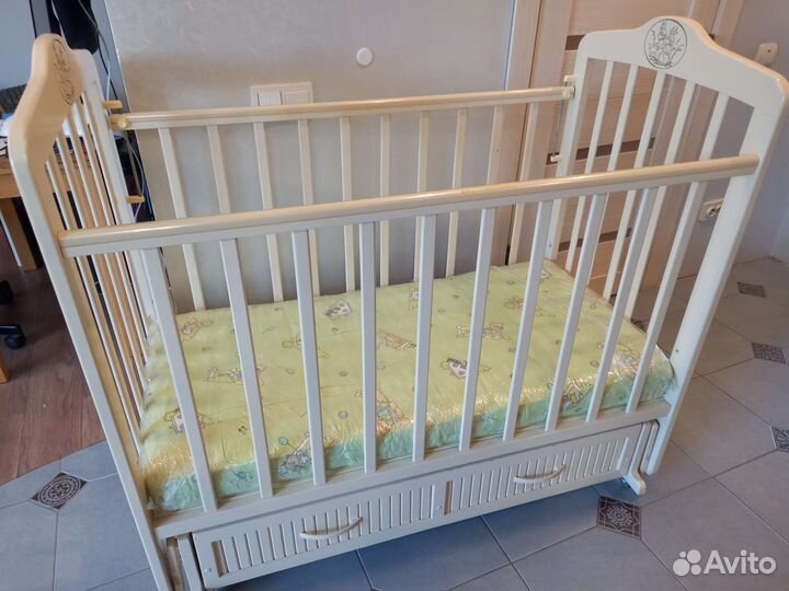 Детская кроватка с маятником