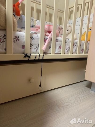 Детская кроватка с продольным маятником