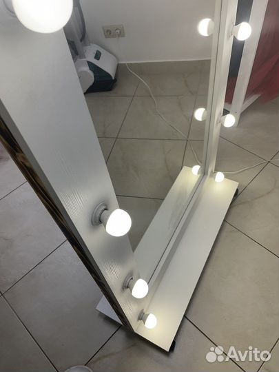 Гримерное зеркало с лампочками