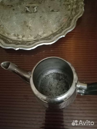 Поднос и заварочный чайник