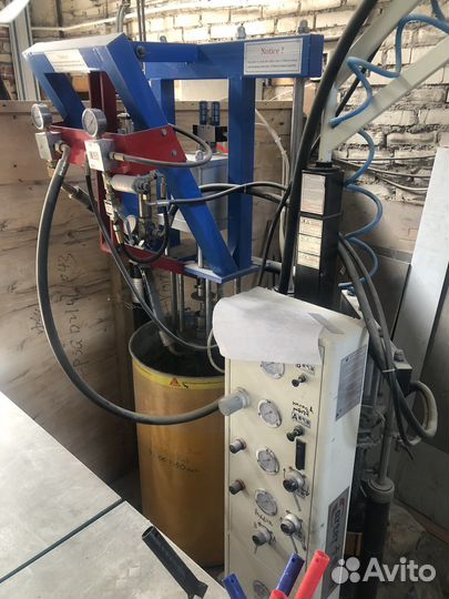 Экструдер для двухкомпонентного герметика