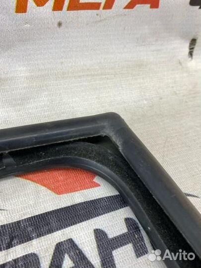 Уплотнитель стекла двери задний левый Peugeot 307