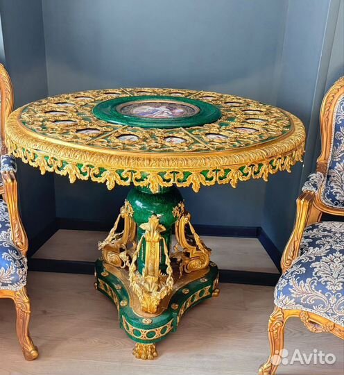 Стол. Мебель из Европы. Антиквариат