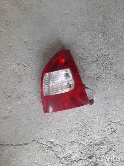 Задний правый фонарь калина универсал