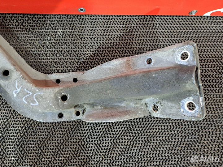 Кронштейн крыла правого