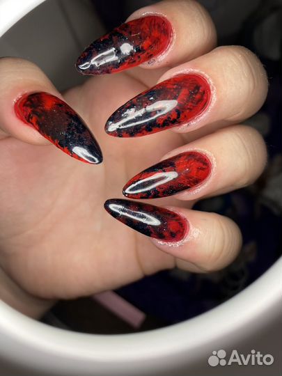 Модель на маникюр