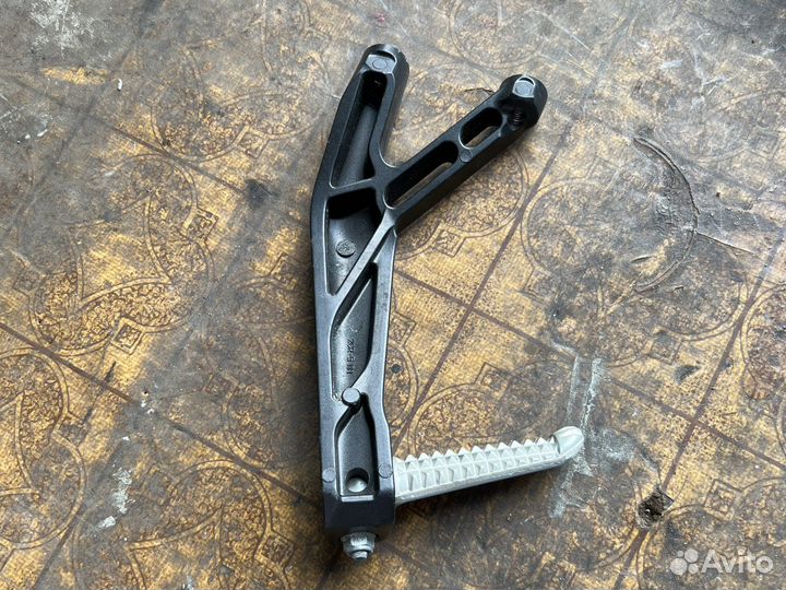 Подножка задняя правая Yamaha R1 2015+