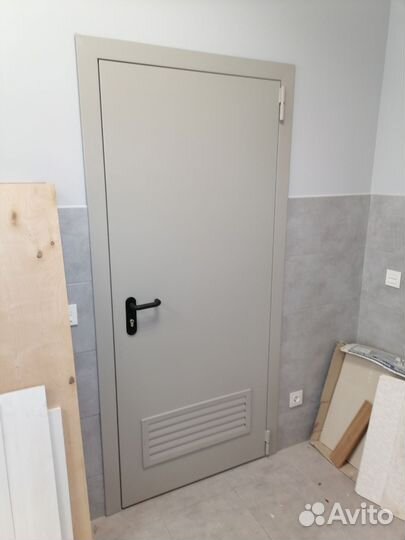 Дверь с ветилицыонной решеткой