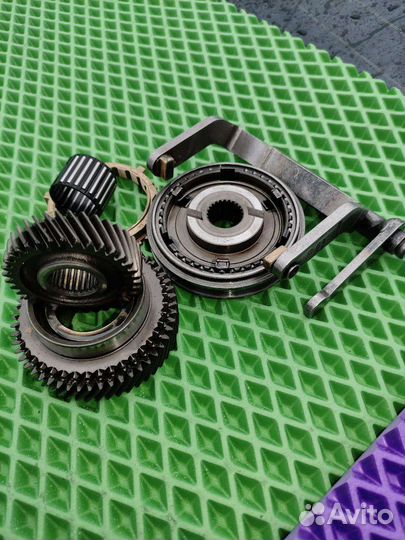 Пятая передача муфта синхрон крышка вилка шестерни