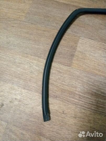 Уплотнитель стекла двери задний правый Volkswagen