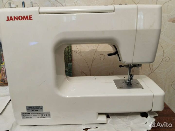 Швейная машина Janome Juno 513