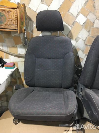 Передние сиденья Hyundai Lantra J1