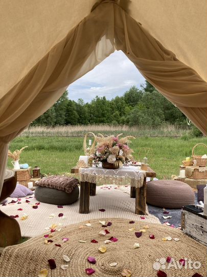 Романтическое свидание в шатре на природе