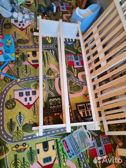 Детская кроватка с маятником