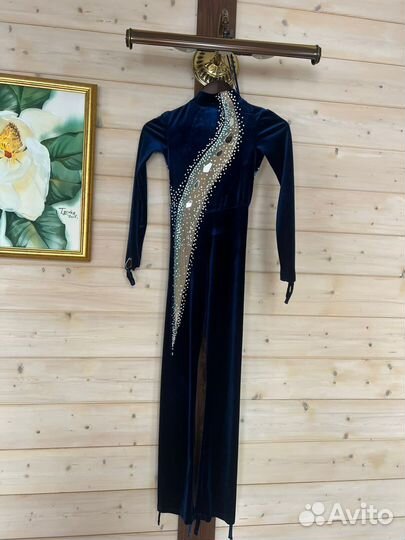 Костюм для выступлений по фигурному катанию