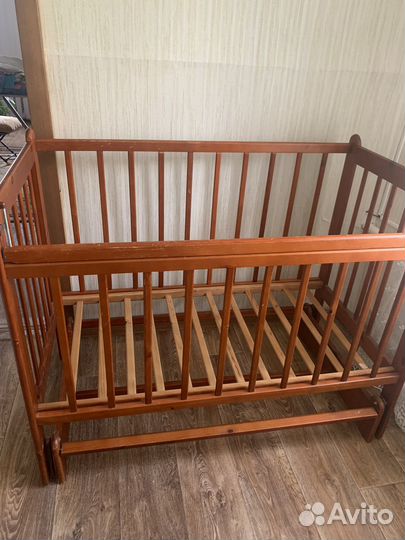 Детская кроватка с маятником