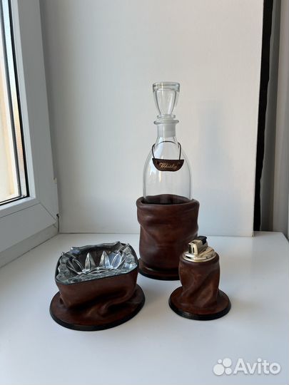 Графин под виски, пепельница, зажигалка