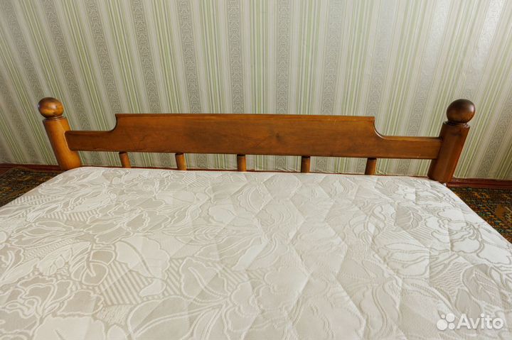 Кровать двуспальная с матрасом и топпером