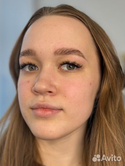 Модель на брови