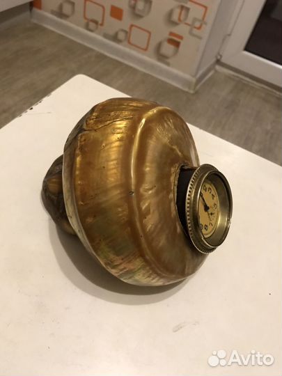 Часы-будильник в ракушке