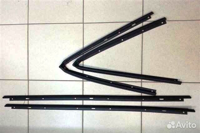 Уплотнитель низа двери порога Шеви Нива с пистоном