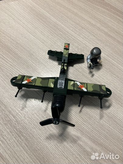 Собранное Lego военный самолёт