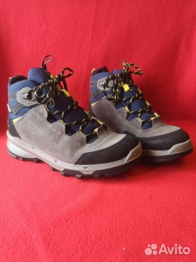 Треккинговые ботинки с мембраной Quechua MH500