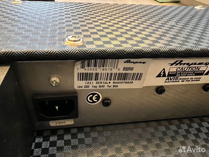 Басовый комбоусилитель