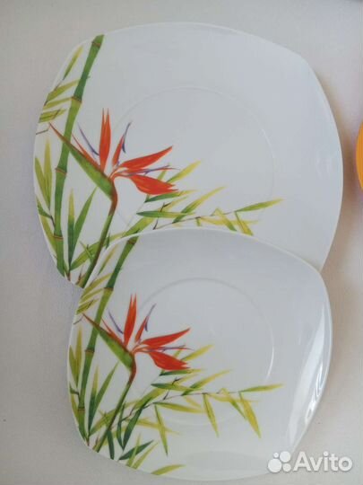 Посуда тарелки, кружки, поднос, соусник