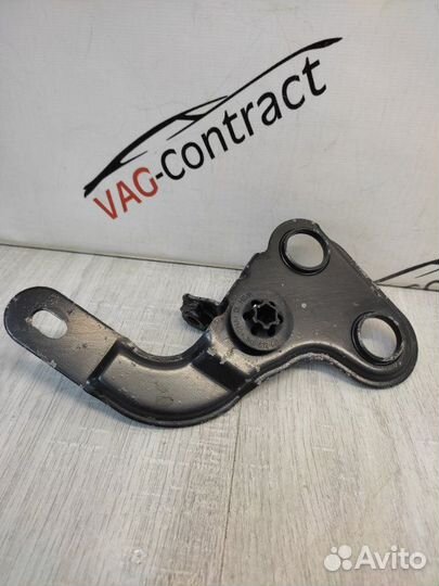 Кронштейн вакуумного насоса Skoda Octavia A5 1.6