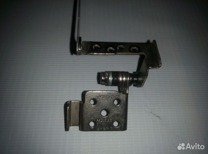 Петля правая от Toshiba Satellite L875D-B7M