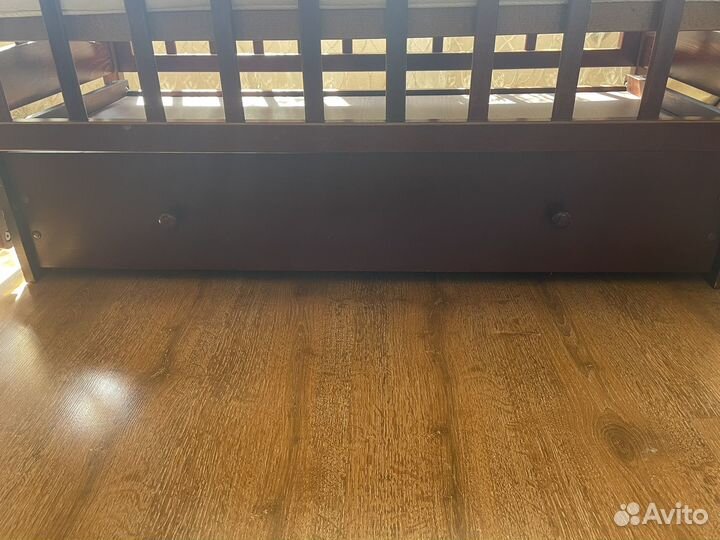 Детская кроватка с маятником и ящиком, комод