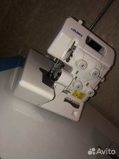 Швейная машинка оверлок маникен