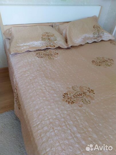 Жаккардовое покрывало с наволочками